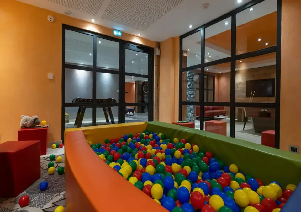 Alexane-Samoens-Reception-Kids area.webp
