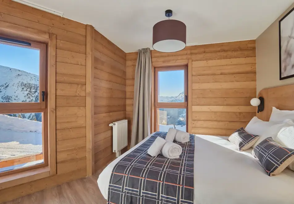 l'Ecrin Blanc, La Rosiere (self catered apartments) - Typical style double bedroom
