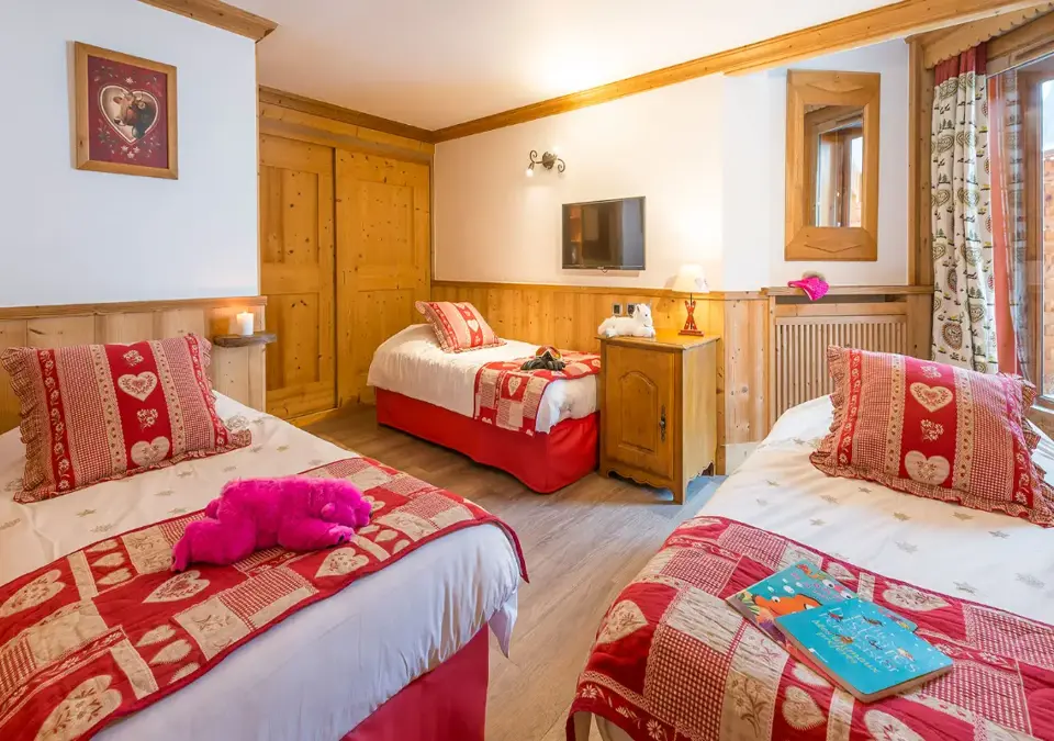 eterlou-meribel-chambre_famille_5pers (6).webp