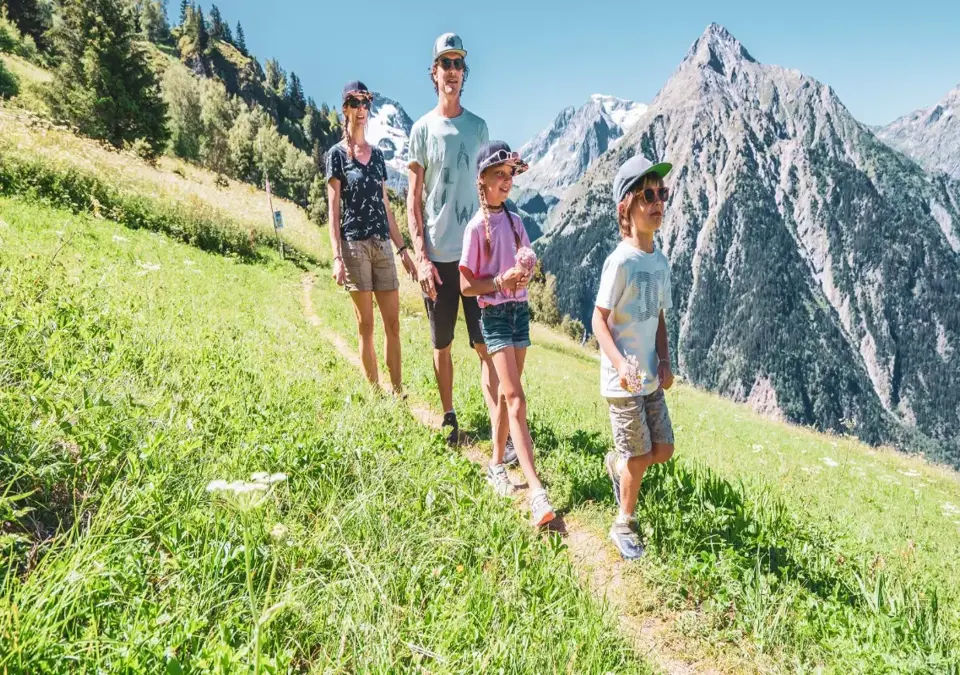 Les Deux Alpes family walking (2).webp