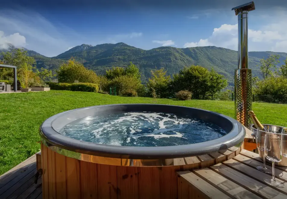 Chalet Lomatika, Lake Annecy (self catered chalet) - Hot tub