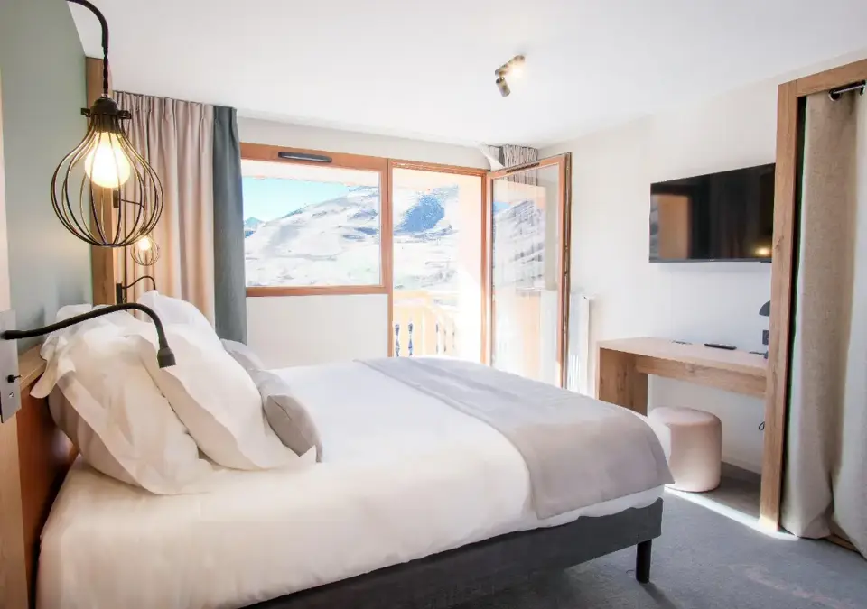 Les Cretes-Les Deux Alpes-Typical room (4).webp