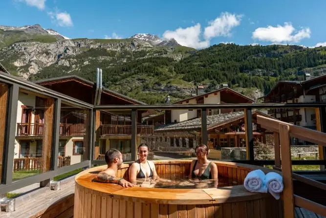 SUMMER-Les Balcons Platinium-Val Cenis-Outdoor hot tub (©L.Brochot).webp