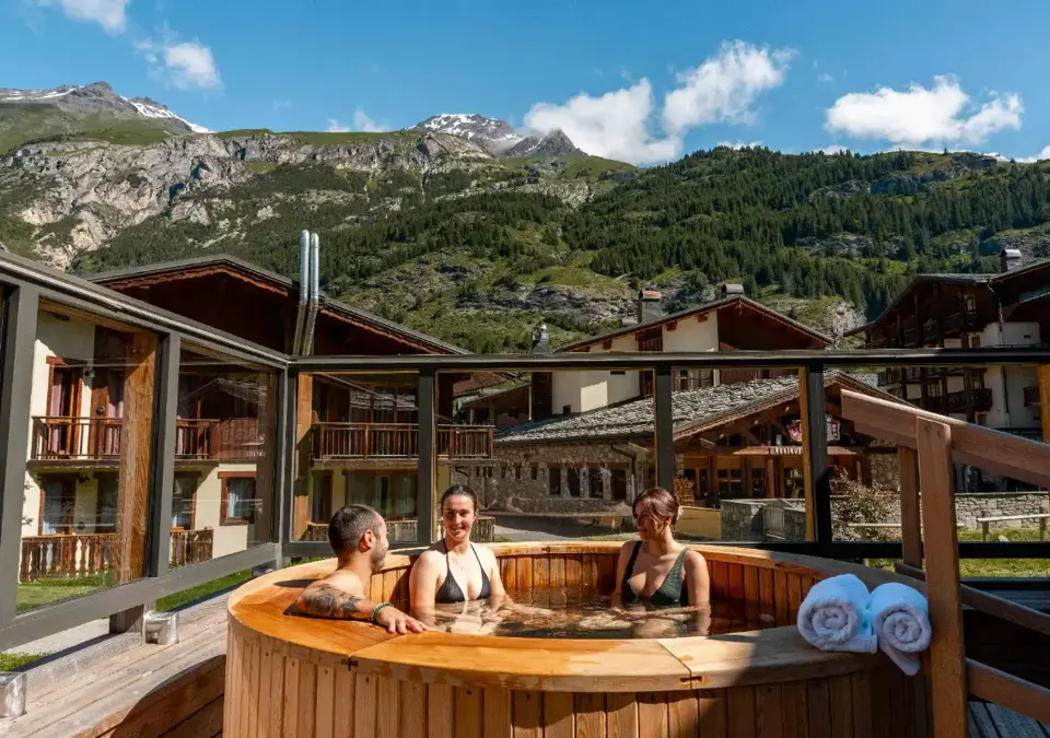 SUMMER-Les Balcons Platinium-Val Cenis-Outdoor hot tub (©L.Brochot).webp