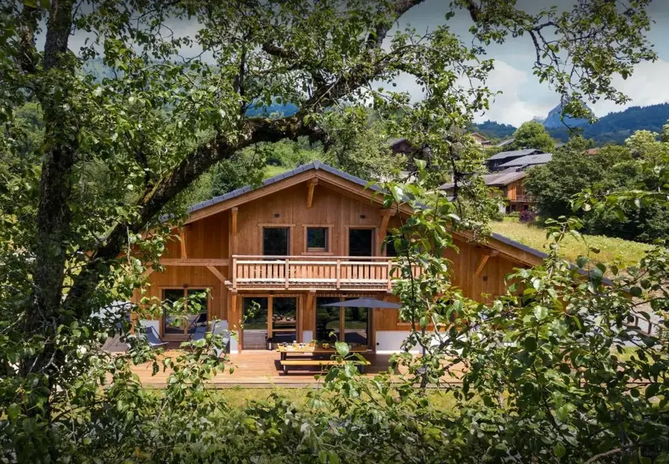 Chalet Lezopea, Samoens (self catered chalet) - Set in beautiful grounds