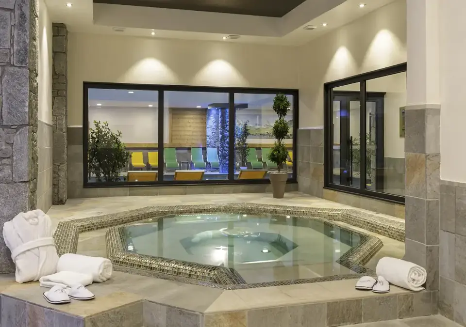 Le Napoleon-Montgenevre-Hot tub.webp