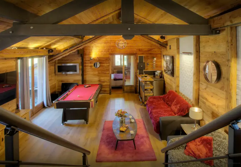 Chalet Kalyssia, Lake Annecy (self catered chalet) - Seating area with snooker table in annexe