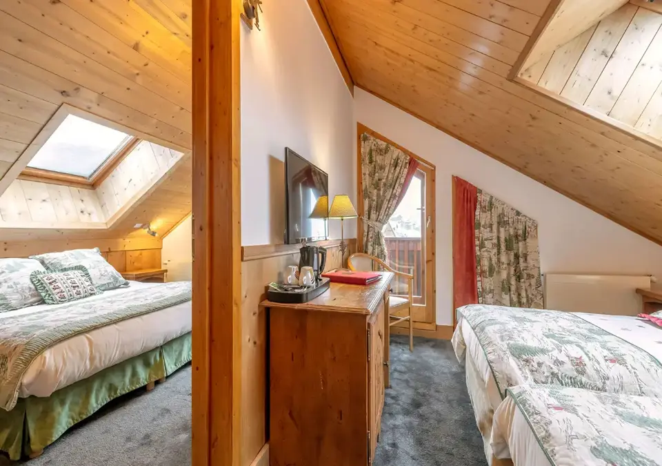 eterlou-meribel-chambre_famille_5pers (9).webp