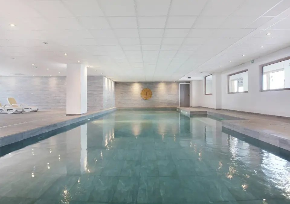 Front de Neige-La Plagne-Indoor pool.webp