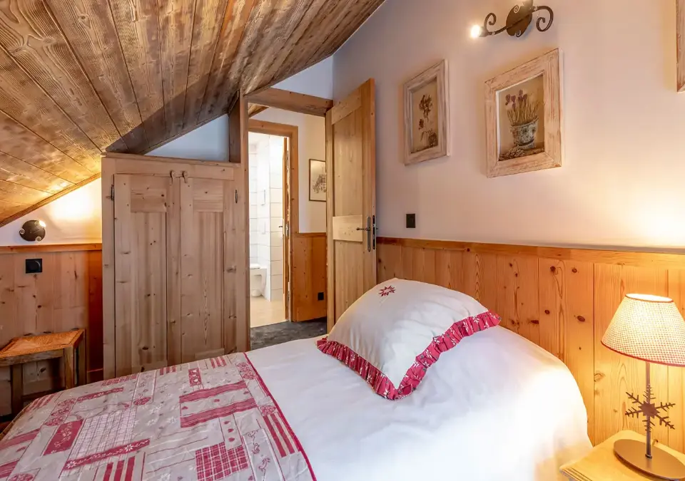 eterlou-meribel-chambre_apt_6pers (2).webp