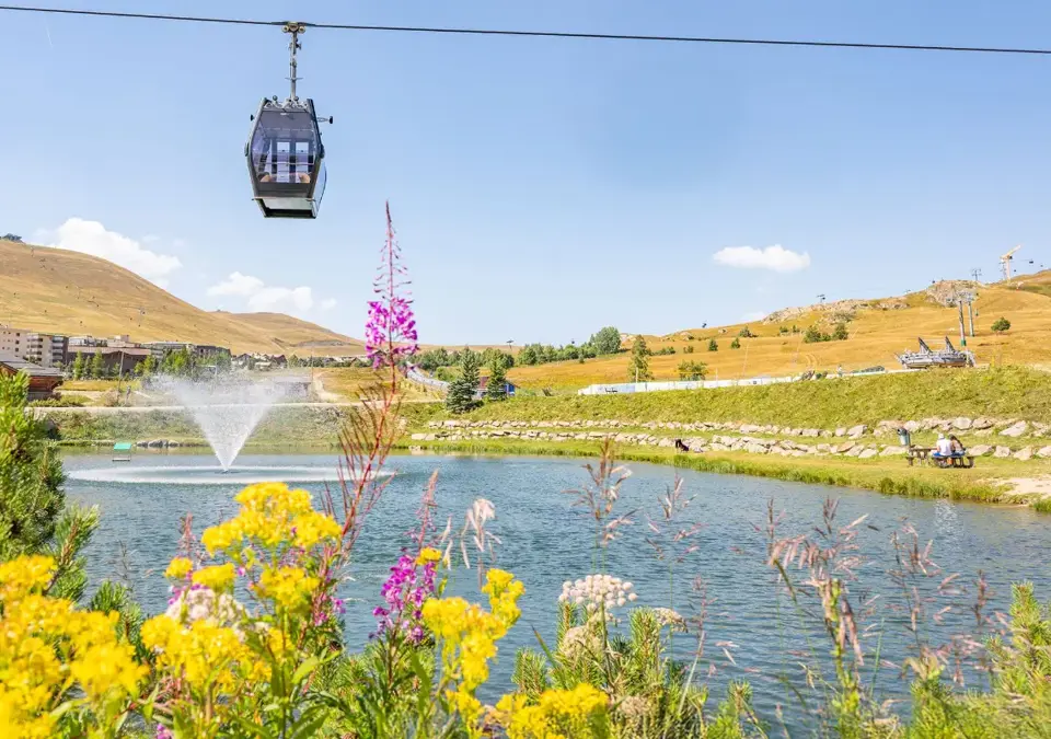 Alpe d'Huez village and gondola (©Lionel_Royet).webp