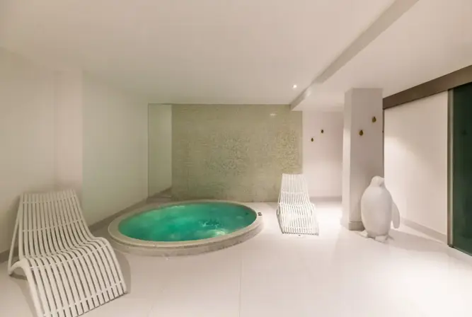 Chalet Blanc-Montgenevre-Hot tub.webp