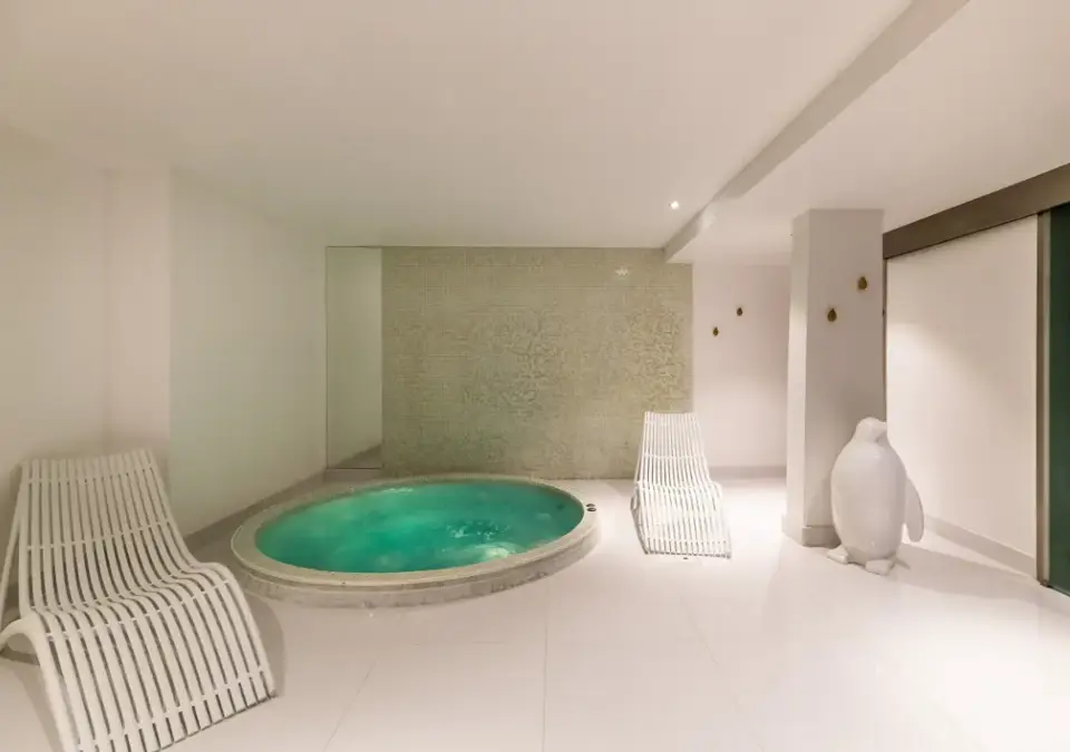 Chalet Blanc-Montgenevre-Hot tub.webp