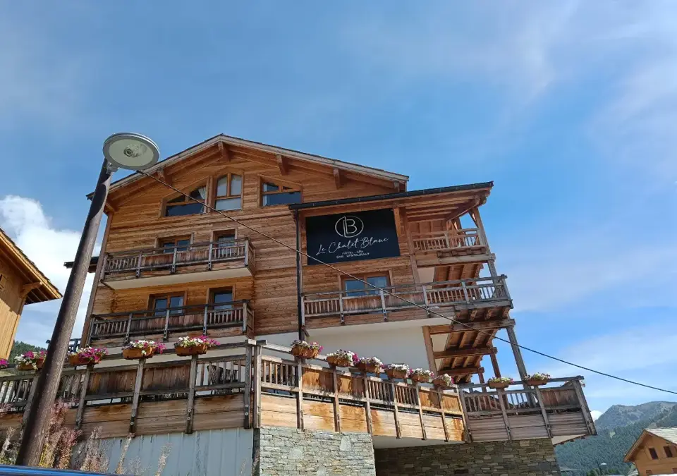 Chalet Blanc-Montgenevre.webp