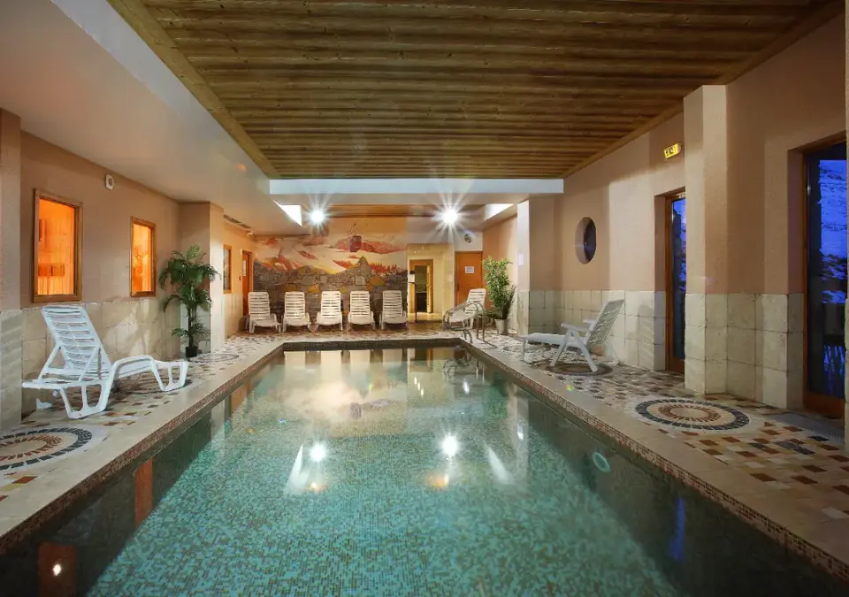 Chalet des Neiges-Oz 3300-Indoor pool.webp