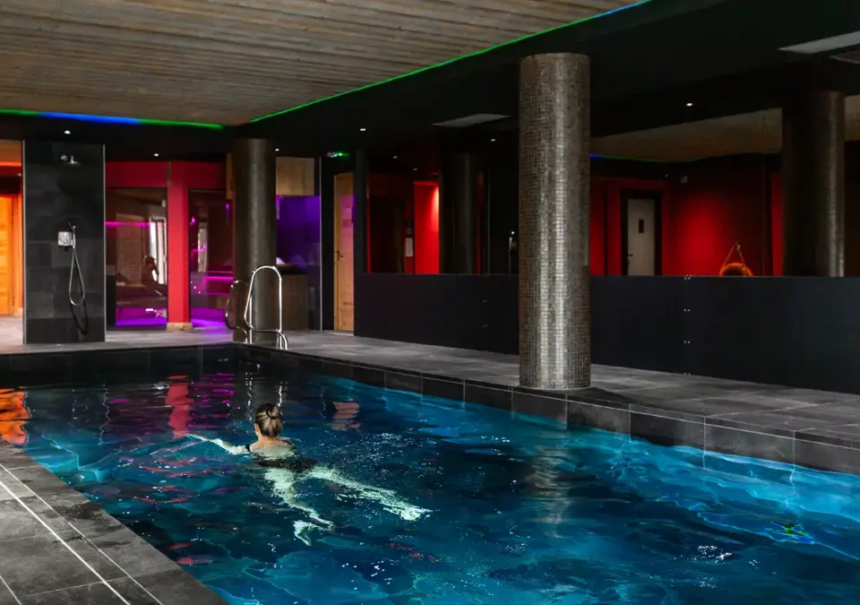 Daria-I Nor-Alpe d'Huez-Indoor pool (©Norman Giry).webp