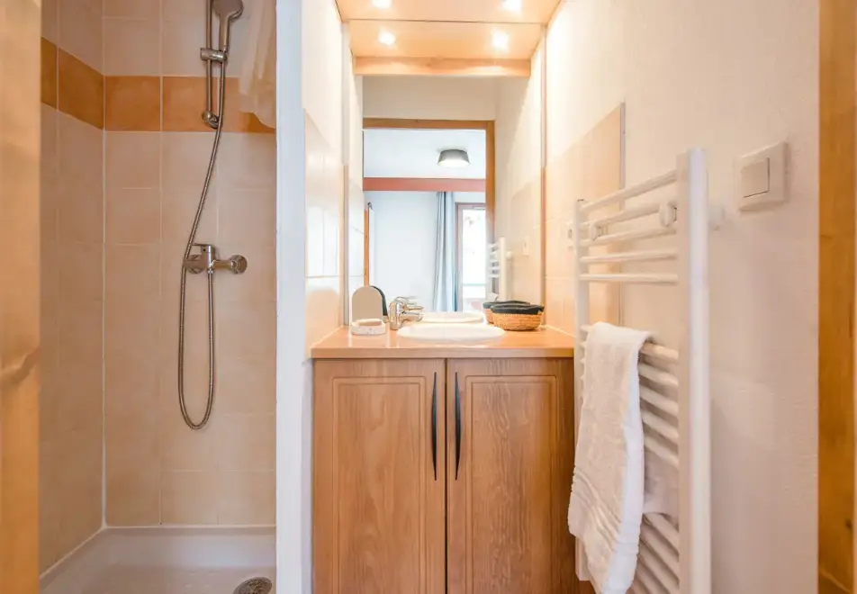 Hameau des Airelles, Montgenevre (self catered apartments) - Typical 2 Bed (©Manu Molle)