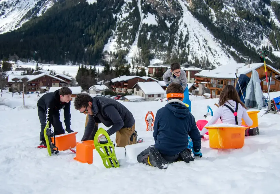 Pralognan-la-Vanoise - Igloo construction (©Marina Kokkelink)