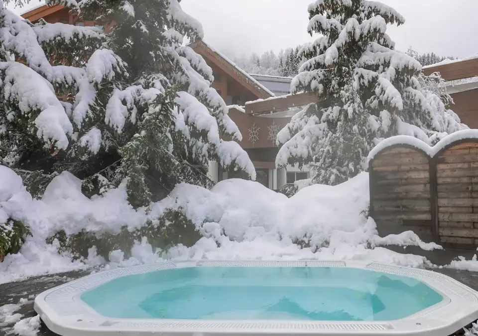 Hotel Eterlou-Meribel-Pool (6).webp