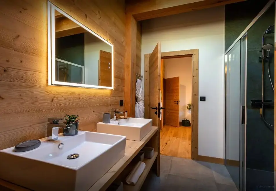 Chalet Lezopea, Samoens (self catered chalet) - Shower room
