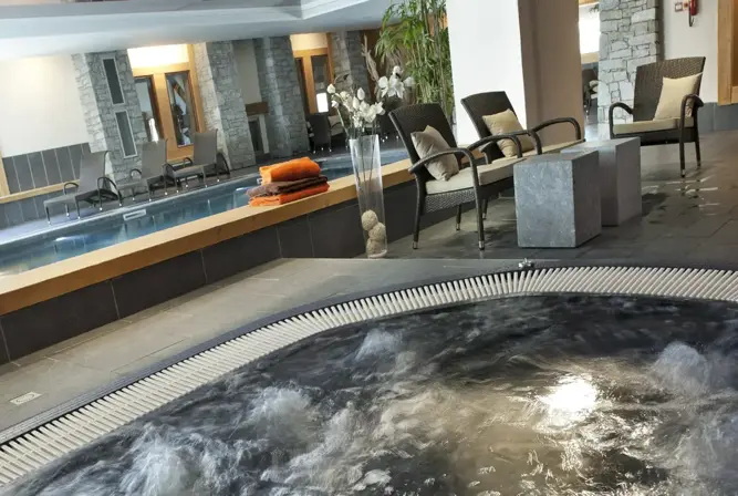 Les Chalets du Jouvence-Les Carroz d'Araches-Hot tub.webp