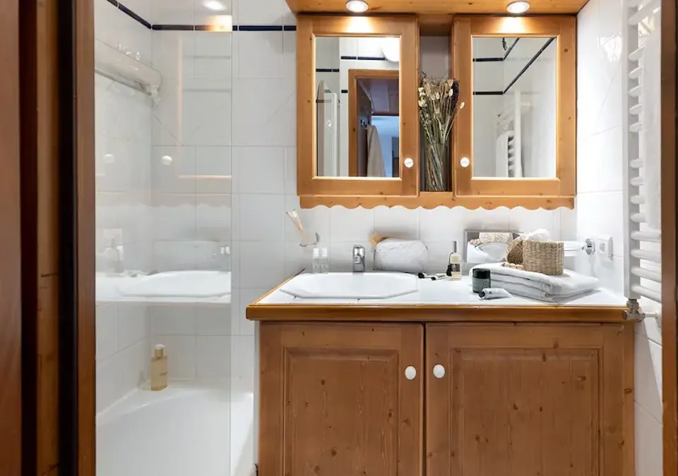 Les Alpages de Chantel-Arc 1800-interior apartment bathroom