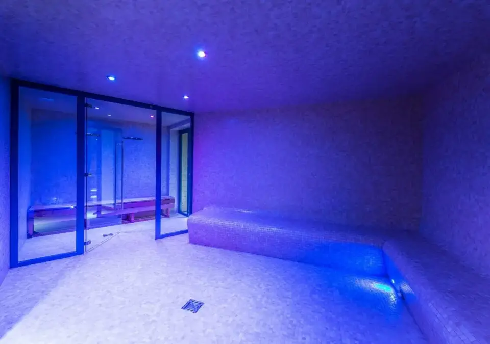 Val 2400 - Val Thorens - Steam room.webp