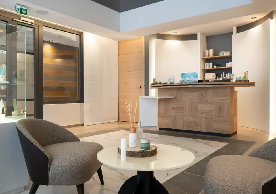 Alhena-Flaine-Spa reception (©Studio-Bergoend).webp