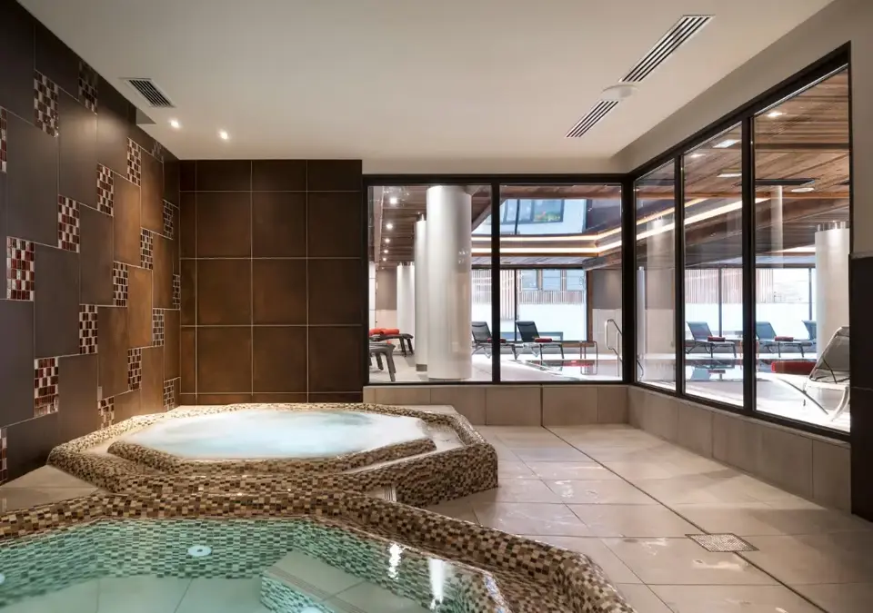 Le Cristal de Jade-Chamonix-Hot tub.webp