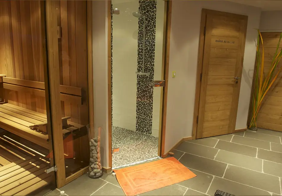 Rose, Samoens (self catered apartments) - Shared spa area