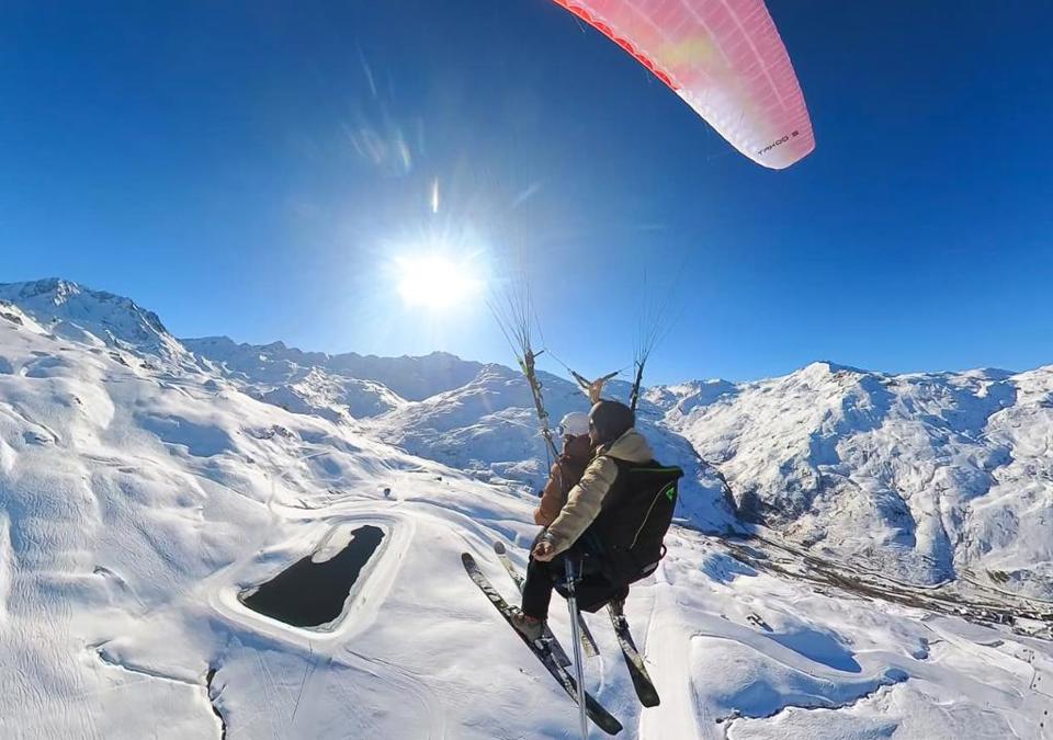 Les Menuires ski paragliding.jpg