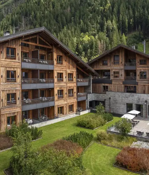 Le Cristal de Jade, Chamonix (self catered apartments) - Exterior shot in summer