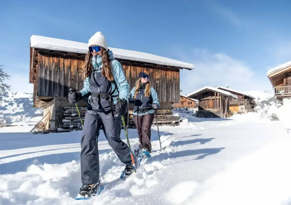 Areches Beaufort-Snowshoeing (©SimonHURION).webp