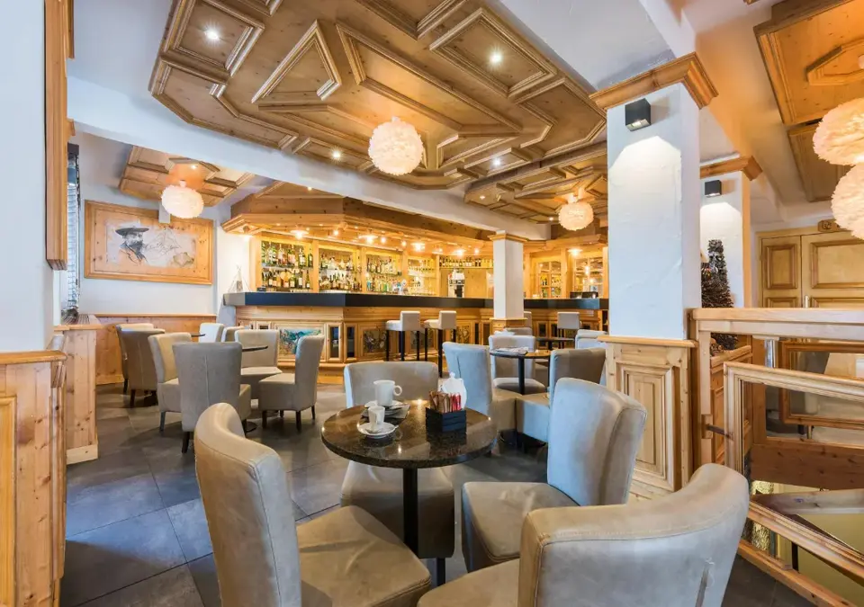 Hotel Le Petit Dru-Morzine-Bar restaurant (2).webp