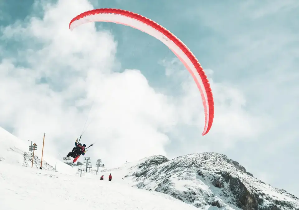 Les Deux Alpes paragliding (©Pyrène Duffau).webp