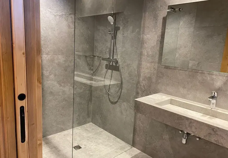 Chalet Le Bon Vieux Temps, Chatel (self catered chalet) - Shower room