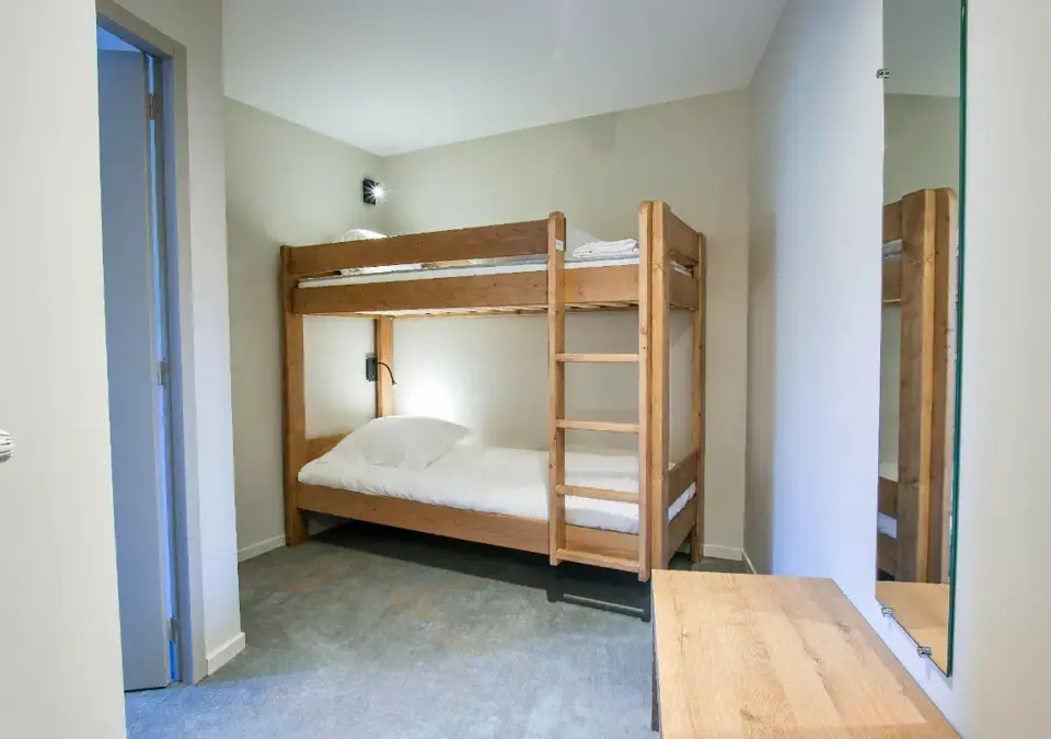 Les Cretes-Les Deux Alpes-Typical room (3).webp