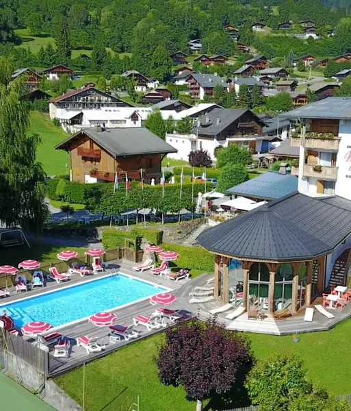 Hôtel Neige et Roc, Samoëns (hotel & apartments) - Exterior shot in summer - outdoor pool