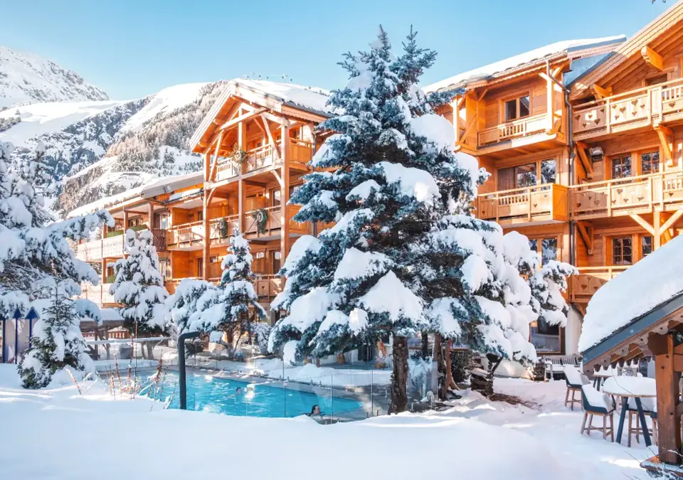 Hotel Chalet Mounier-Les Deux Alpes-Outdoor pool (©EmelineLambreth).webp