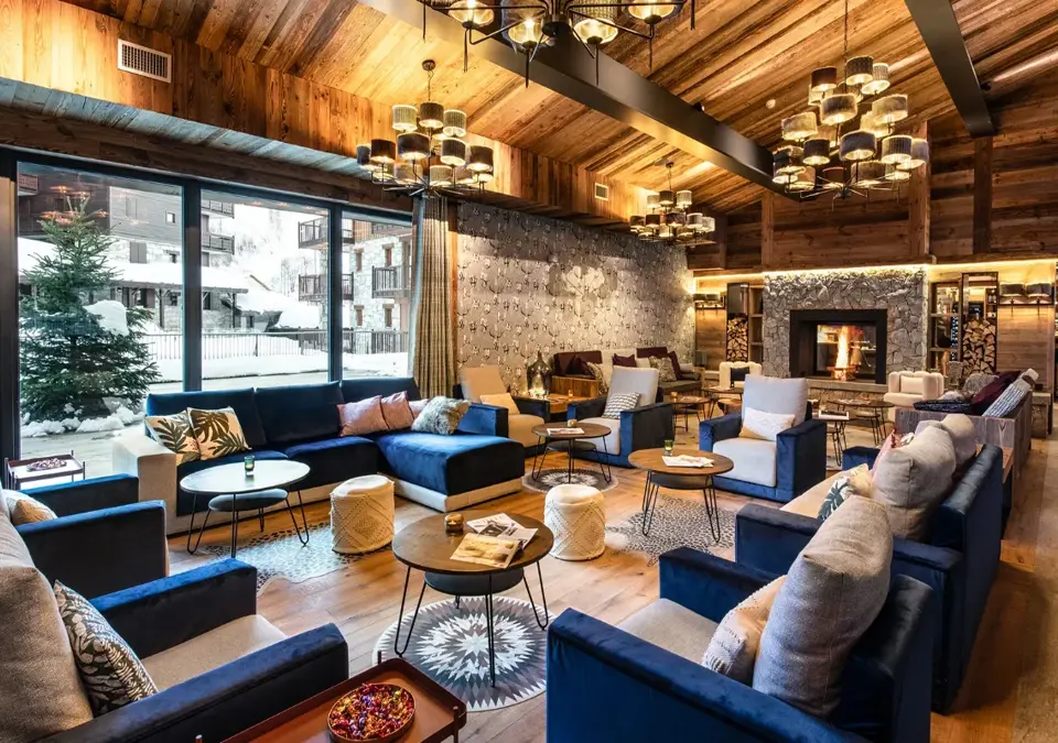 Izia-Val d'Isere-Residence lounge reception (4) (1).webp