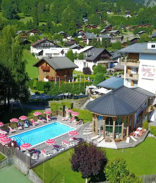 Hôtel Neige et Roc, Samoëns (hotel) - Exterior shot in summer - outdoor pool