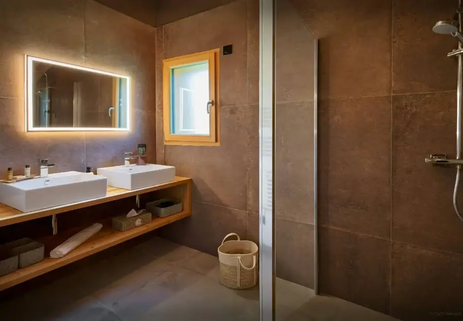 Chalet Lezopea, Samoens (self catered chalet) - Shower room