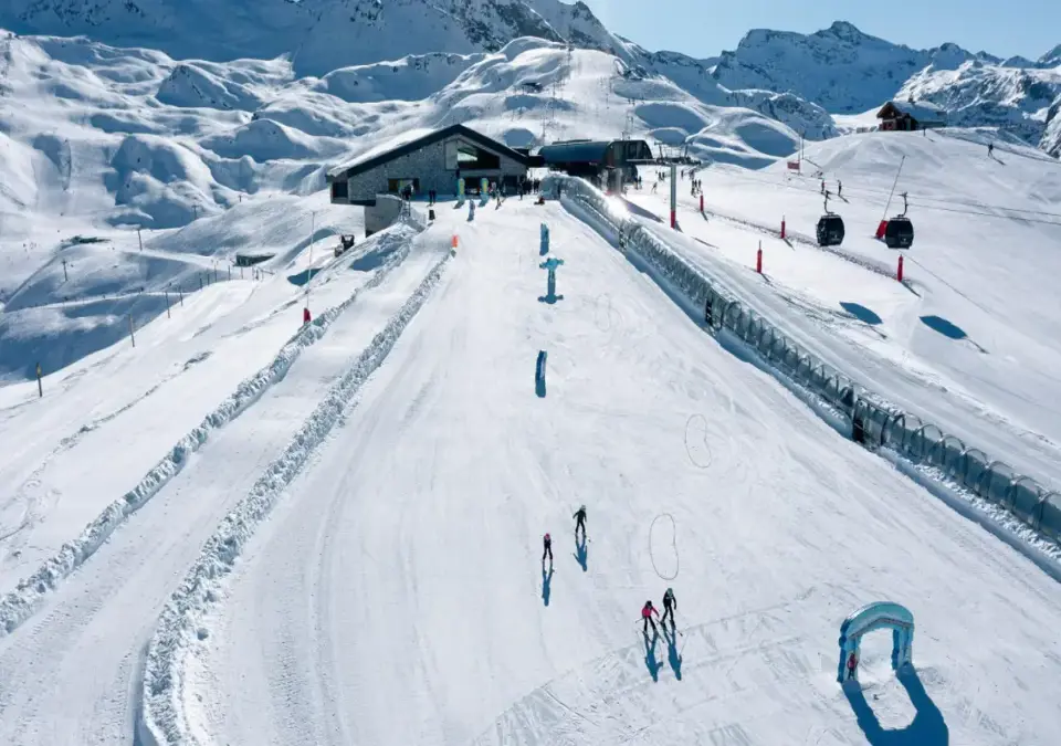 Val d'Isere ski slopes (1).webp