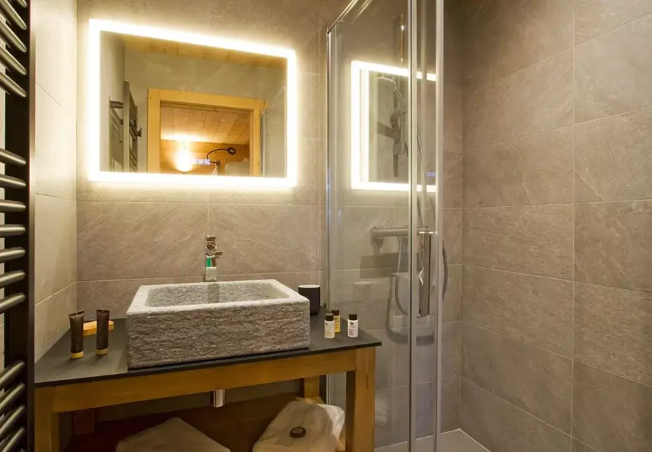 Panthere des Neiges, Les Deux Alpes (self catered chalet) - Shower room