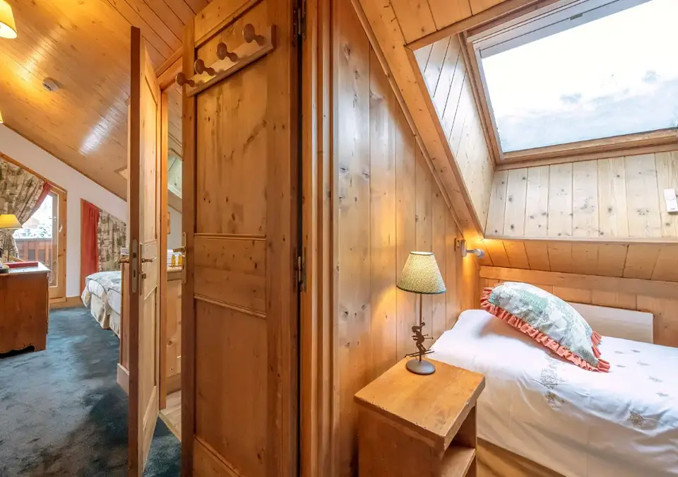 eterlou-meribel-chambre_famille_5pers (1).webp