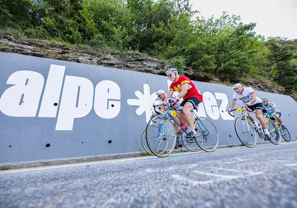 Alpe d'Huez cycling.webp