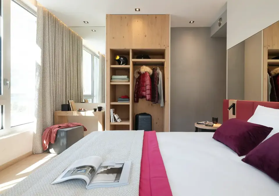 Alhena-Flaine-Typical hotel room (2).webp