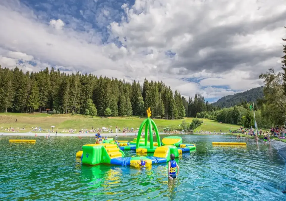 Les Gets inflatables on lake Wibit Park (©Mel_Carle) (1).webp