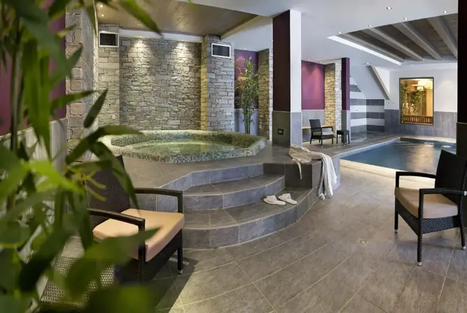Chalet des Dolines-Montgenevre-Hot tub.webp
