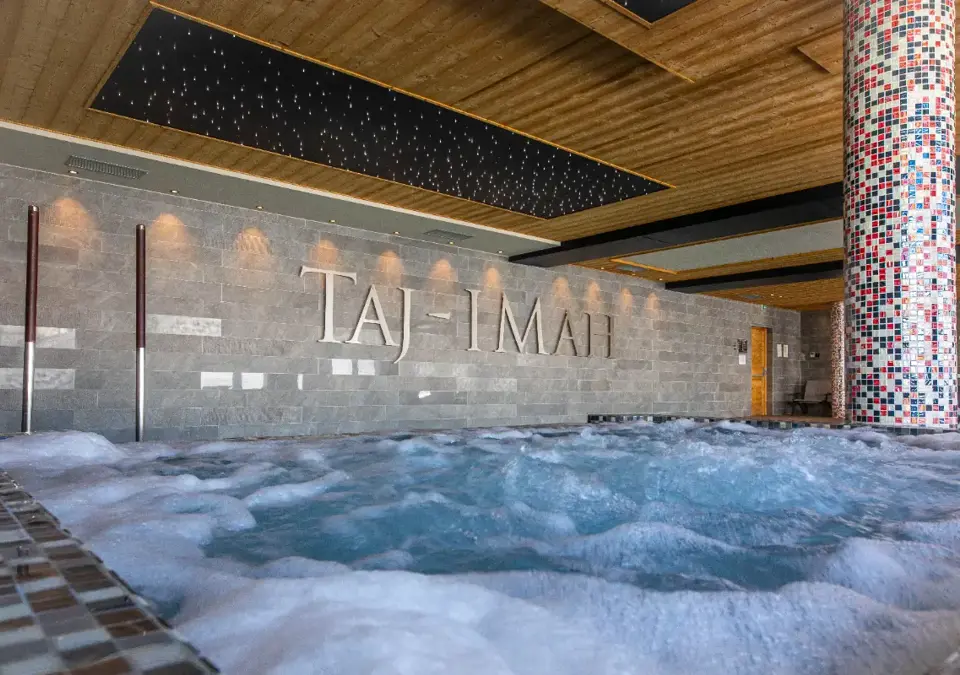 Taj-I Mah-Arc 2000-Hot tub (©Norman Giry) (2).webp